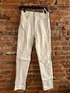 Zara White Denim Jeans with Branded Button